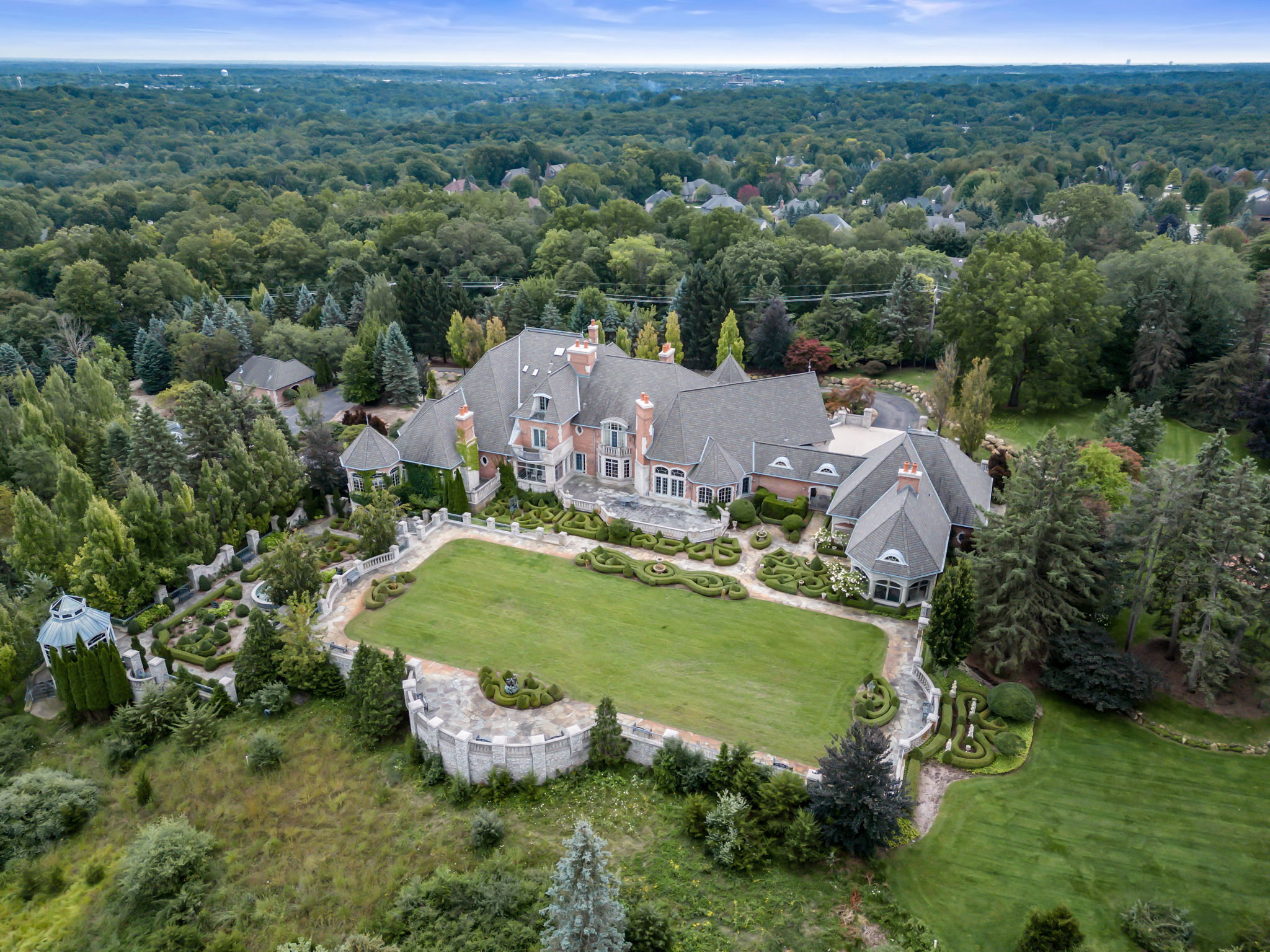 Michigan Le Rêve Estate 1558 Dutton Rd., Rochester, MI 48306 Interluxe